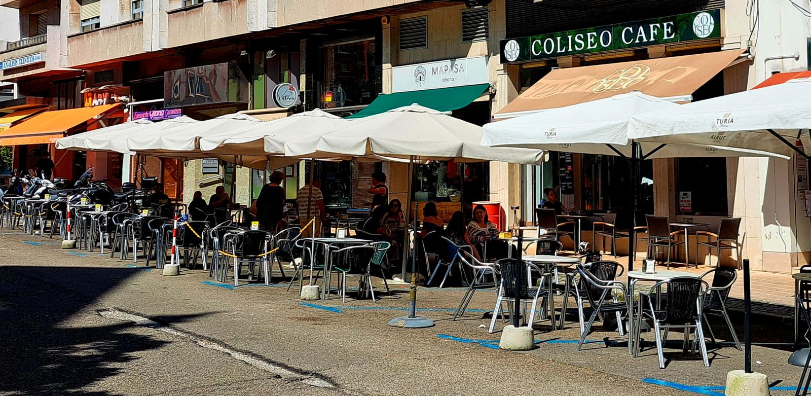 Terraza de la cafetería Coliseo en la plaza de La Merced de Avilés